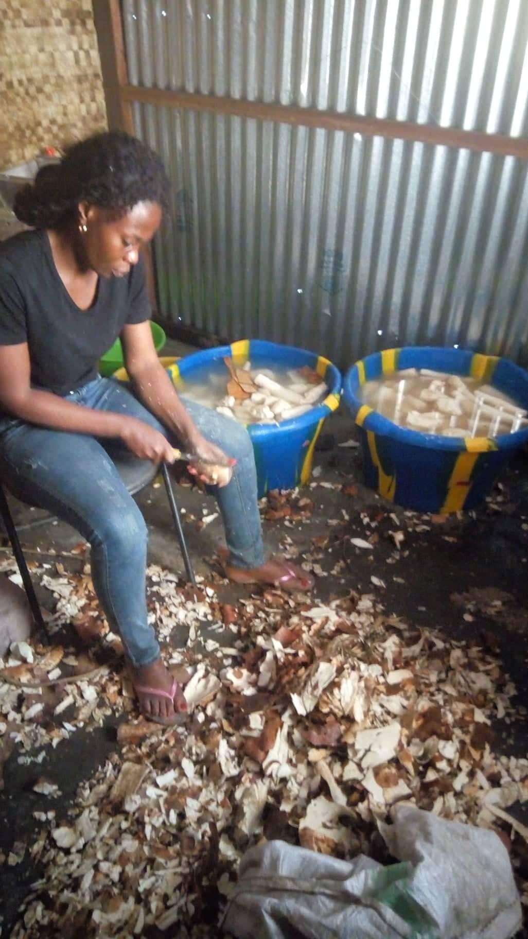 Transformation de manioc en gari